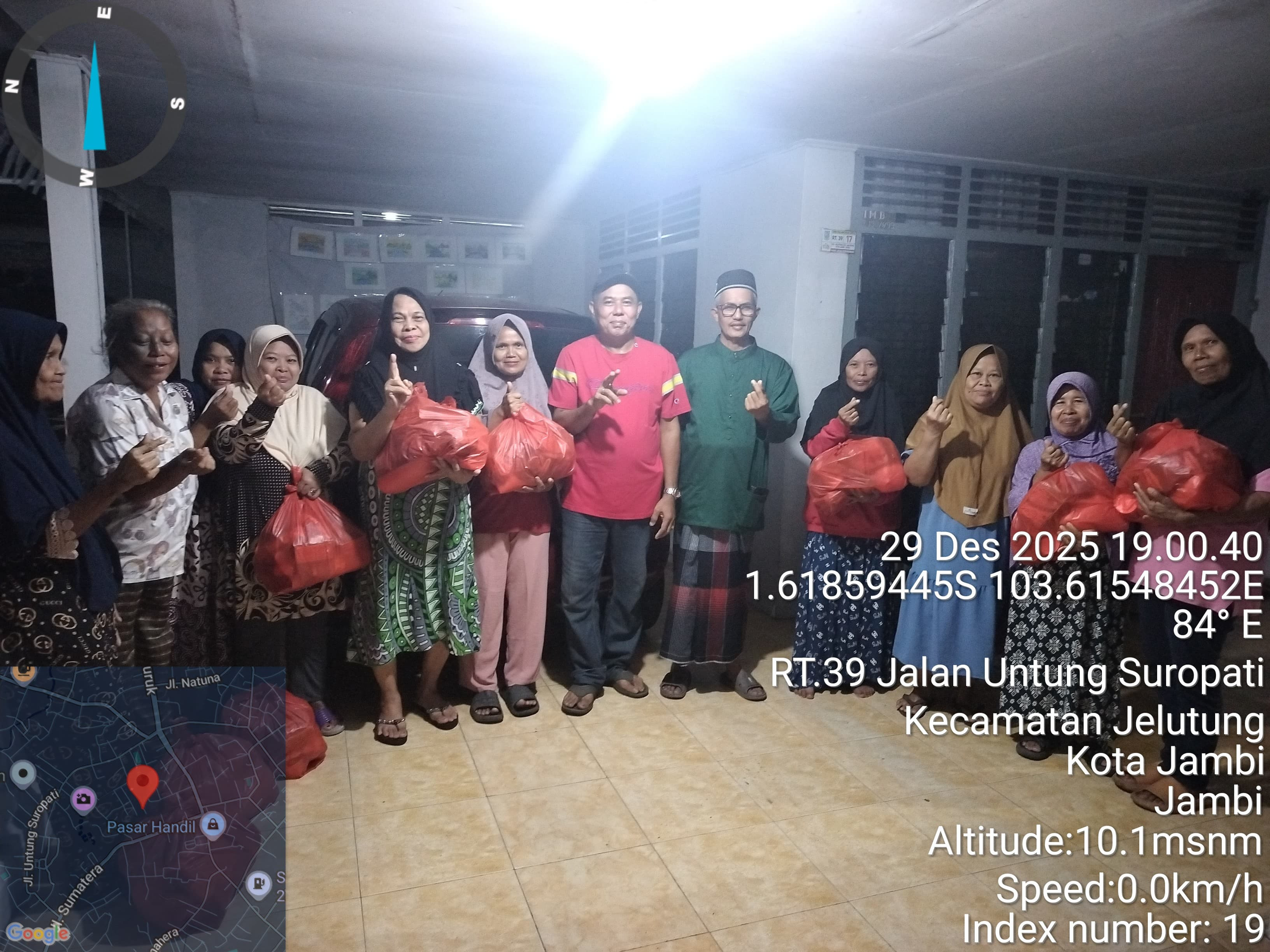 Koperasi Tunas Baru Membagikan sembako kepada Warga RT 39 Kelurahan jelutung